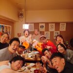 Osamu Suzuki Instagram - 毎年恒例、タカとのクリスマス会は 昨日の夜に。忘年会も兼ねて。 一人３０００円以内でクリスマスプレゼントを買ってきて山下達郎のChristmas Eveに乗りながらプレゼントを回していき、曲が止まったところで、プレゼントを開く。 大人になって全力で、クリスマスを楽しむ。いいなー。 みんは、遅ればせながらのメリークリスマス！ そして、おつかれさまー！ #鈴木おさむ #タカアンドトシ　タカ #ダイノジ　大地 #錦鯉　長谷川 #ザ・パンチ　浜崎 #椿鬼奴 #初恋タロー #2700八十島 #マジカルラブリー　村上 #モグライダー　ともしげ #ジャングルポケット　斎藤 #ニッポンの社長　ケツ #エルフ　荒川、はる #THE RAMPAGE 陣