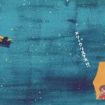 Osamu Suzuki Instagram - スターバックスさんと作った絵本を インスタで特別公開します！ クリスマスなんで！ ↓↓↓ 「君だってサンタクロースかもしれない」 ずっと笑い続けてほしいという願いを込めて、 ママとパパは僕に 「笑太（しょうた）」と付けてくれたんだ。 でも、残念ながら最近、あんまり笑ってない。 こないだのクリスマス、 家にはサンタさんが来てくれなかったんだ。 僕が９歳だから、もうサンタさんは来なくなったのかなって 思うようにしている。 ママもパパも、最近笑ってないんだ。 家にいてもずっと難しい顔をしている。 前はね、口を大きく開けて、たくさん笑ってた。 ママとパパの笑う顔が好きで、 それを見るだけで僕も笑ってた。 学校でも最近、友達があんまり笑わなくなったんだ。 中学受験のために、塾に通い始めた友達も多くて、 しんどそうな顔をしている。 家でも学校でも。 みんなの顔から笑顔が減っている。 学校からの帰り道。 公園で、水たまりに浮かぶ自分の顔を見つめてた。 そしたらね。 太ったおじさんが僕の顔を見て話しかけてきたんだ。 「なんだか難しそうな顔をしてるね」 太ったおじさんは、オーバーオールを着て、 白いおひげを生やしている人で、 ニコニコしていてた。 「おじさん、なんかサンタさんみたいだね」 「よく言われるよ。君は最近いいことないのかい？」 僕はおじさんに言ったんだ。 ママも、パパも学校の友達も笑わなくなった。。 だから僕も笑わなくなったって。 そんな僕におじさんは言ったんだ。 「みんな笑い方を忘れちゃったのかな」って。 「みんなが笑い方を忘れたなら、 君が思い出させてやるんだよ」 僕が「どうやって？」って聞いたら、 おじさんは「それは自分で考えるんだよ。笑太君」って。 笑って帰っていった。 家に帰って、一人で考えたんだ。 どうやったら前みたいに笑ってくれるかなって。 ママとパパが笑ってる時を思い出した。 大きく口を開いて笑っているのを思い出した。 そしたら思いついたんだ‼︎ ママとパパに笑顔を思い出す方法。 僕は、画用紙を出して、 大きく笑っている口を書いてね。 それをハサミで切って作ったんだ。 スマイルマウス！ これを口元に当てれば誰だって笑顔になれる。 笑顔を思い出すはずだ。 ママとパパが疲れた顔をして仕事から帰ってきた。 僕はママとパパに渡したんだ。 「ママとパパにプレゼント！ スマイルマウスだよ！ つけてみて！」 ママとパパは不思議な顔をして スマイルマウスを付けたんだ。 「ママとパパの笑顔だー」 そしたらね、ママとパパは お互いにスマイルマウスを付けた顔を見て。 吹き出したんだ。 ママとパパが久しぶりに本当に笑ったんだ！ 僕はママとパパに スマイルマウスを作った理由を話したんだ。 最近、ママとパパが笑顔がないから 心配だったこと。 笑い方を忘れちゃったんじゃんないかって。 「だからスマイルマウスを作ったんだ！」 ママとパパはね、目に涙を浮かべてね、 僕を抱きしめてくれた。 ３人で抱きしめあったんだ。久しぶりに。 とっても暖かかった。 次の日からママとパパは家で また笑うようになってくれた。 大成功！ 学校でもね、最近、笑ってなくて しんどそうな顔してる友達に スマイルマウスを配ったんだ。 みんな、教室で付けて、 お互いの顔見合って、吹き出して。 笑顔になった。 笑い方を思い出して。 前みたいに 笑顔の多い教室に戻ったんだ。 大成功‼︎ 家に帰ると、ママとパパが笑ってた。 パパが教えてくれたんだ。 「笑太、ママのお腹にね、弟が出来たんだ」 僕は叫んだよ。 「やったーーーーーーーーーーーーーー」 今年のクリスマスイブ。 弟が生まれた。 最高のクリスマスプレゼント。 今年、ママとパパは 僕にとって最高のサンタクロースになってくれたんだ。 僕はそこで気づいたんだ。 「誰だってサンタになれるんだ」 「メリークリスマス！！」