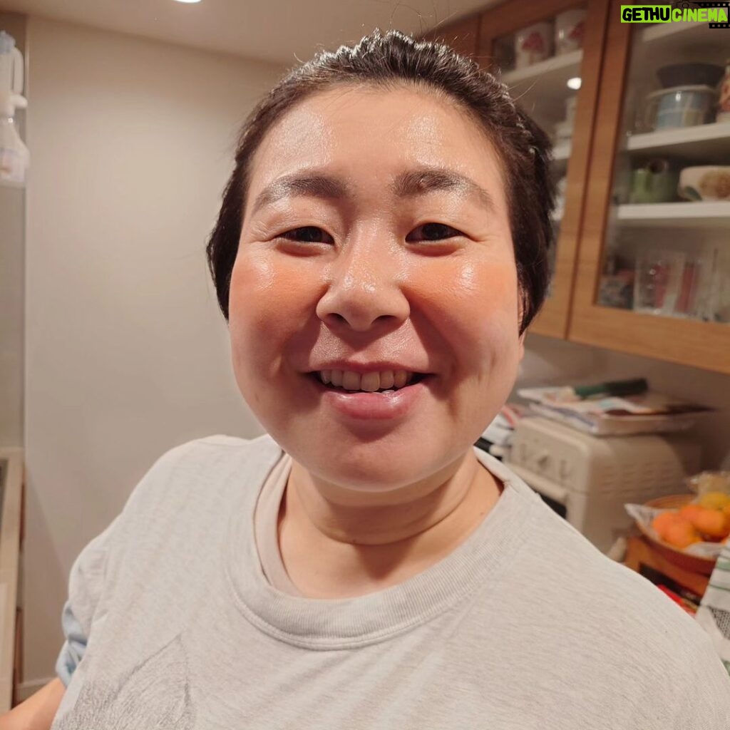 Osamu Suzuki Instagram - 友近とのコントを撮影して、家に戻ってきて夕飯の準備をする妻。メイクが落ちきれてなくて、ちょっとだけおどやんが残ったままなのがよい