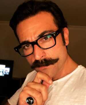 Ozan Dağgez Instagram - #clarkkent with #mustache 😁