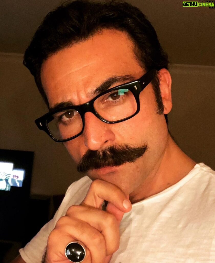 Ozan Dağgez Instagram - #clarkkent with #mustache 😁