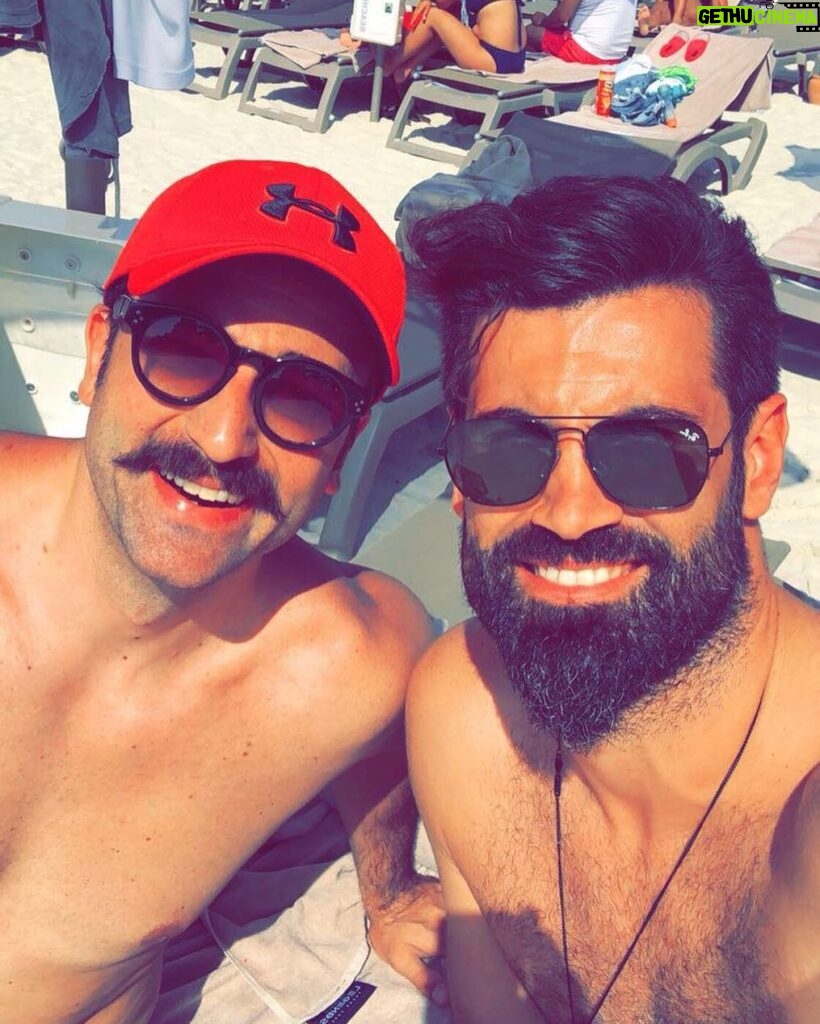 Ozan Dağgez Instagram - #summerbegins #with #bro #ailebabaları #familyguys #sunnyday