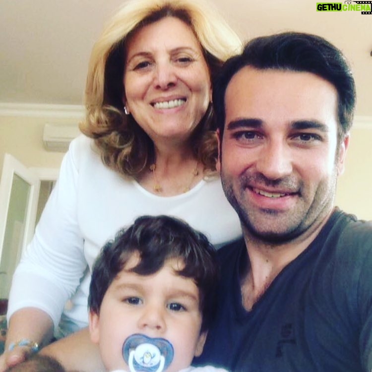Ozan Dağgez Instagram - #iyikidoğdun #benimcanım #annem #happybirthday #mom 🎂🎉👏🏻 @nulgundaggez 🎈
