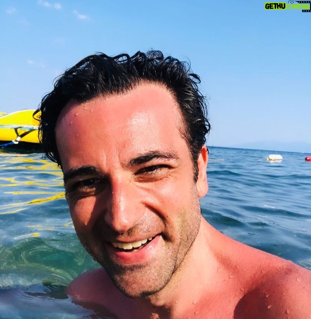 Ozan Dağgez Instagram - One last photo before work #smile #summer2021 ☀🏖