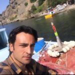 Ozan Dağgez Instagram - takalar geçiyor allı yeşilli takalar geçiyor dümenleri lâzlı takalar geçiyor en nazlı yelkenlilerden de güzel...