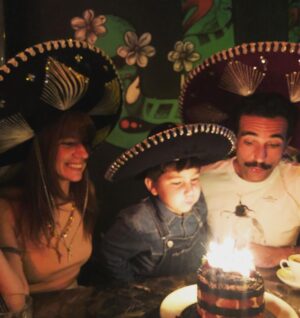 Ozan Dağgez Instagram - Herkes sevdikleriyle mutlu olsun 🎂🙏🏼 #happybirthdaytome 😄 @eda_saritasdaggez #rauferezdağgez