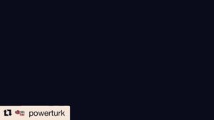 Ozan Dağgez Instagram - Konuk olduğum Top20`m listesi Pazartesi den Cumartesi ye saat 13:00 da @powerturk TV de #feelthemusic #top20m @nalanyildirimmenajerlik @miraykaya 🎸🥁🎺