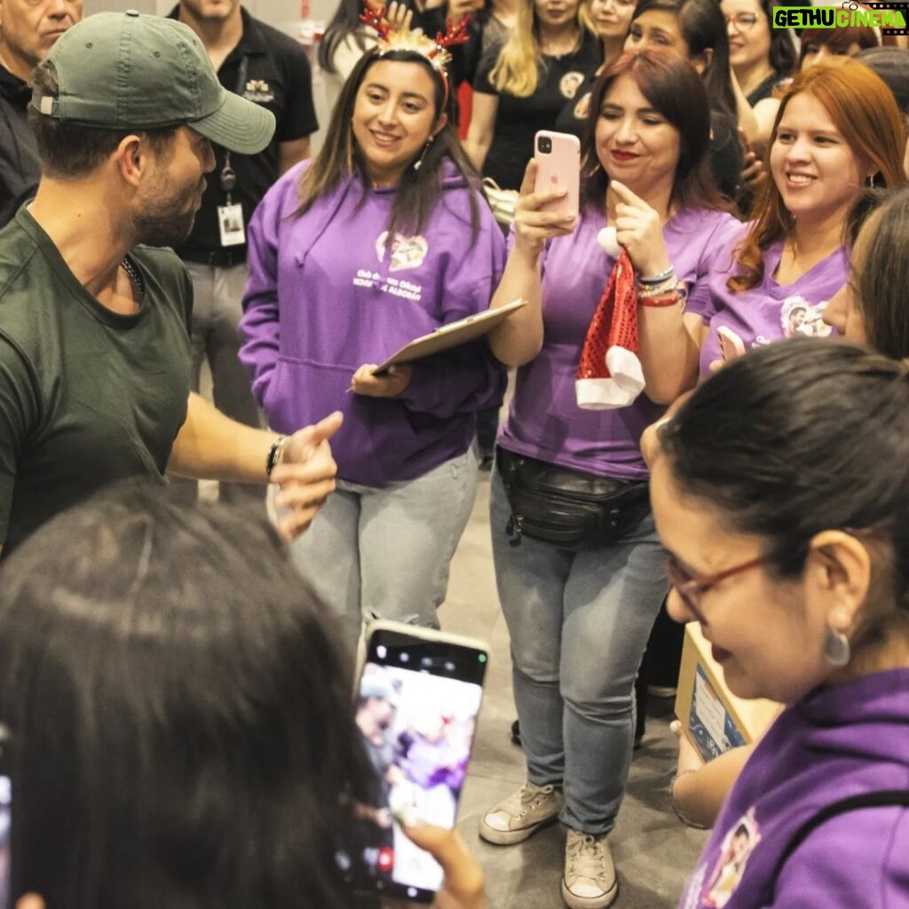 Pablo Alborán Instagram - Venimos de San Salvador, después de muchas horas de vuelo con turbulencias, cambio de hora y sin pegar ojo, llegamos por fin a CHILE!!!! Donde me recibe mi familia. Varios clubs de fans diferentes pero siempre unidos, dispuest@s a no dormir como yo, con tal de poder pasar un rato juntos. No tengo palabras para tanto cariño. Gracias por esperarme y por haber llenado dos movistar arena desde hace meses.. Esta relación es inquebrantable. Os amo. Santiago, Chile