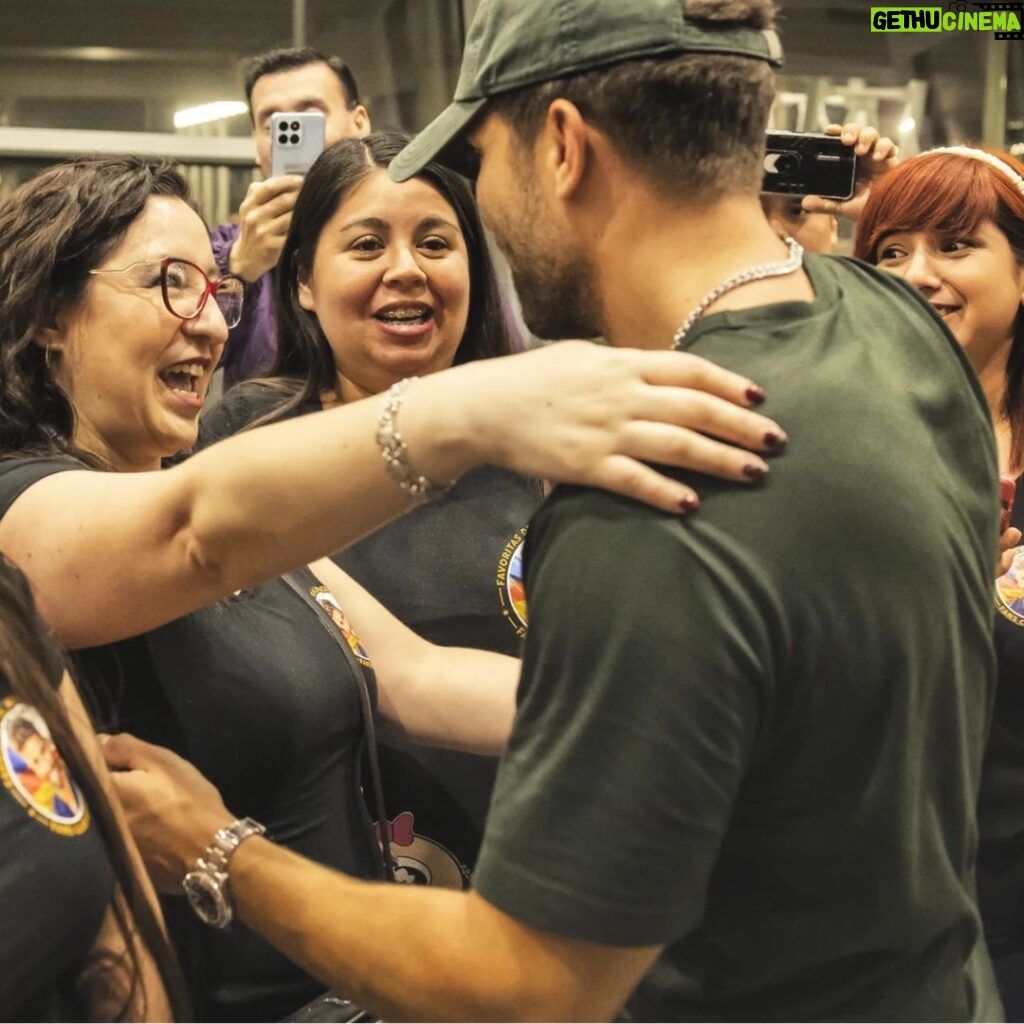 Pablo Alborán Instagram - Venimos de San Salvador, después de muchas horas de vuelo con turbulencias, cambio de hora y sin pegar ojo, llegamos por fin a CHILE!!!! Donde me recibe mi familia. Varios clubs de fans diferentes pero siempre unidos, dispuest@s a no dormir como yo, con tal de poder pasar un rato juntos. No tengo palabras para tanto cariño. Gracias por esperarme y por haber llenado dos movistar arena desde hace meses.. Esta relación es inquebrantable. Os amo. Santiago, Chile