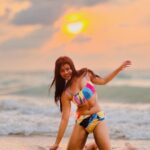 Pallavi Mukherjee Instagram - I dream in the colors of the sunset 🏝☀️🤍 #blurrysunset 👙 @angelcroshet_swimwear #sunsetlovers #sunsetvibes #goldenhour #beachlife #phuketthailand #sunset🌅 #beachlife🌴 #blurrymode #sunday
