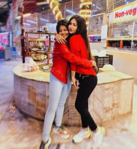Pallavi Mukherjee Instagram - Celebrating memories while building new ones.❤️🎄 @jasmineroyofficial tongggg poooraaa #christmas #oldfriends #makingmemories #friendgoals #reddress #ootd #christmasmood🎄