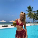 Pamela Reif Instagram – anzeige – excuse me, is this a dream or real life? 🥥🥹 location so beautiful, it‘s better than a green screen 🌴

4 days into our travel, the weather is perfect, I can’t stop staring at the beauty of the palm trees and the ocean & the calm and private energy here is relaxing  me a lot. Of course I also try to not film other hotel guests in my stories (for their privacy) but I definitely don’t have a hard time with that 🥸 lots of space, privacy & silence. L-o-v-e. 

📍@comomaalifushi, booked via my go-to agency @maledivenreisen 🌴 COMO Maalifushi, Maldives