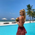 Pamela Reif Instagram – anzeige – excuse me, is this a dream or real life? 🥥🥹 location so beautiful, it‘s better than a green screen 🌴

4 days into our travel, the weather is perfect, I can’t stop staring at the beauty of the palm trees and the ocean & the calm and private energy here is relaxing  me a lot. Of course I also try to not film other hotel guests in my stories (for their privacy) but I definitely don’t have a hard time with that 🥸 lots of space, privacy & silence. L-o-v-e. 

📍@comomaalifushi, booked via my go-to agency @maledivenreisen 🌴 COMO Maalifushi, Maldives
