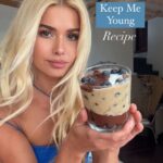 Pamela Reif Instagram – I present: the antioxidant powerhouse! 💪🏼👩🏼‍🍳🫐

Soaked Oats with multiple layers – blueberry-banana, a low sugar cacao cream & a base of blueberries. It is fuuuull of healthy antioxidants that literally keep us young and fit, to make not only our taste buds happy… but all the cells in our body too 🫣👀

💡Why are antioxidants important? They protect against free radicals from bad environmental influences, like toxins and heavy metals – that we are all exposed to. The body’s own cells also produce these as waste products, if you for example eat too much sugar at once. The problem: Free radicals attack our body’s cells, can disrupt their function and damage them, making us age faster and more prone to disease 🤒

🍫 Raw cocoa contains an extraordinary amount of antioxidants, over 40x as much as 🫐 and therefore has a 40x better ability to absorb free radicals 😮‍💨🕺🏼It’s also super high in fiber, which keeps us full, helps stabilizing blood sugar and makes us happy thanks to the amino acid tryptophan, which is converted into serotonin (happy hormone) – just like chocolate is always said to do. But here without sugar, in its purest form with its maximum health benefits 👀💪🏼

Preparation:

1️⃣ Cocoa cream: stir 15g cocoa powder with 30-40ml water. Sweeten to taste, I actually like it as bitter as it is haha. Place in the fridge.
2️⃣ Mash 1/2 banana, mix with 40g oats, 150ml plant milk, 15g nut butter, a pinch of salt and half the blueberries. Optionally add some chocolate chips. 
3️⃣ Let all the components sit separately in the fridge for at least 3h or overnight: Cocoa cream, porridge and the remaining berries.
4️⃣ Once everything has soaked, it’s time for layering! 1. Blueberries go first, set a few aside for the topping 2. top with a generous layer of cocoa cream, also keep a dollop for topping 3. The porridge goes in after 4. Top with the saved ingredients & optionally some yogurt

480 kcal – 15g protein – 55g carbs – 17g sugar – 19g fiber – 19g fat – 13g unsaturated

📱recipe from my #pamapp 🫶🏼 search for „antioxidants“ or „oats“ & tag me in your creations! 

#pamelareif #cooking #recipe #healthy #oats #tutorial #fitness #food