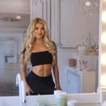 Pamela Reif Instagram - anzeige I Gewinnspiel 🎁 heute verlose ich 3x 300€ Gutscheine für @asambeauty 💌 als Last Minute Rettung für gaaaanz viele Weihnachtsgeschenke für einen Kosmetik Liebhaber oder euch selbst 🤭 mit 300€ könnt ihr online super viel bestellen! Es gibt hunderte Produkte im Online Shop, ich persönlich empfehle die Vino Gold Linie: Sie hat cleane Inhaltsstoffe mit einer patentierten Antioxidanzien-Formel und ist super als Anti Aging & Einsteiger Anti Aging Pflege, wenn sich die ersten Fältchen zu erkennen geben. Von dieser Linie ist auch die besagte Körpercreme, von der ich so geschwärmt habe 🥰 Für die Teilnahme: 1. Diesen Beitrag liken 2. @asambeauty und mir folgen 3. Kommentieren, worauf ihr euch diese Woche noch freut: Backen, letzte Geschenke kaufen, dekorieren, die Familie treffen, endlich Urlaub, mehr Zeit für Selfcare oder oder oder? Ich wähle die Gewinner in 48h aus & kontaktiere sie mit meinem Account (keinen Fakes glauben, wie immer 🥸). Dann könntet ihr den Gutschein auch noch als Geschenk ausdrucken 👀🎄viel Glück! #giveaway #gewinnspiel #christmas #weihnachten