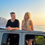 Pamela Reif Instagram - Anzeige I Uhhhh we got Dennis in front of the lense - das klappt einmal im Schaltjahr 🌞 maybe because he’s the main driver of this dusty colored baby 🚖 I’m always the one to say „you drive - I need to be on my phone“ hohoooo. In any case: we’ve never shown you our Ibiza car 🤓 We went for a @jeep Wrangler Sahara, with a panorama roof & the best color I could imagine on this dusty island. Going fast is not the main argument here - gliding elegantly over rocks and wannabe-streets, a Wrangler was almost a no brainer. It was love at first pothole (Schlagloch) 💌 Wir haben ihn genau so bei @autohauskoenig_de gefunden 🫶🏼 @jeep_deutschland #wrangler #jeep #ibiza #siblings #summer Ibiza, Spain