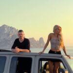 Pamela Reif Instagram - Anzeige I Uhhhh we got Dennis in front of the lense - das klappt einmal im Schaltjahr 🌞 maybe because he’s the main driver of this dusty colored baby 🚖 I’m always the one to say „you drive - I need to be on my phone“ hohoooo. In any case: we’ve never shown you our Ibiza car 🤓 We went for a @jeep Wrangler Sahara, with a panorama roof & the best color I could imagine on this dusty island. Going fast is not the main argument here - gliding elegantly over rocks and wannabe-streets, a Wrangler was almost a no brainer. It was love at first pothole (Schlagloch) 💌 Wir haben ihn genau so bei @autohauskoenig_de gefunden 🫶🏼 @jeep_deutschland #wrangler #jeep #ibiza #siblings #summer Ibiza, Spain
