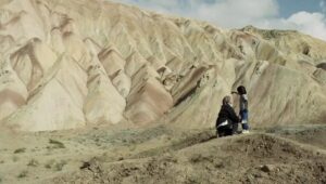 Pantea Panahiha Instagram - در آستانه نمایش فیلم سینمایی  پناه پناهی در دو هفته کارگردانان کن؛
تیزر "جاده خاکی" منتشر شد
.
.
با آغاز هفتاد و چهارمین دوره جشنواره کن ،فیلم «جاده خاکی»به نویسندگی و کارگردانی پناه پناهی  اولین نمایش جهانی خود را در بخش «دو هفته کارگردانان» این جشنواره تجربه خواهد کرد
.
.
حسن معجونی، پانته‌آ پناهی ها، رایان سرلک ، امین سیمیار  و بهرام ارک بازیگران اصلی اولین فیلم  پناه پناهی هستند و مستانه مهاجر تهیه کنندگی  آن را بر عهده داشته است
.
.
امین جعفری(فیلمبردار)، عبدالرضا حیدری (صدابردار)، پیمان یزدانیان (آهنگساز) ، ایمان امیدواری (طراح گریم)، اشکان مهری و امیر اطمینان(تدوین‌گر)، از دیگر عوامل این فیلم هستند
.
.
کمپانی «سلولوئید دریمز» به مدیریت هنگامه پناهی پخش بین المللی فیلم «جاده خاکی» را بر عهده دارد
.
.
این فیلم در روز ۱۰ جولای (۱۹ تیر) دو نمایش در ساعت ۸:۳۰ و ۲۰:۳۰ و روز ۱۶ جولای (۲۵ تیر) ساعت ۱۹:۴۵ هم نمایش سوم و نهایی خود را به‌عنوان یکی از فیلم‌های نامزد جایزه دوربین طلای کن (جایزه ویژه بهترین فیلم اول جشنواره) تجربه خواهد کرد
.
.
تمامی نمایش‌های بخش «دو هفته کارگردانان کن» در سینمای«THÉÂTRE CROISETTE» کن انجام می‌شود
.
.
#جاده_خاکی
.
.
‏@mastanehmohajer
‏@panipana
‏@hassanmadjooni
‏@panahpanahi
@rayan.sarlak.official
@aminjafari.dop
@rezaheydari6
@bahramark
@nadersaeivar
@aminsimiar
@ashkanmehri
@imanomidvari
@maryam.saligheh7
@etminan__amir