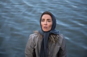 Pantea Panahiha Instagram - سلام 
چند وقته تو این وانفسا میخوام از چند نفر که بی چشم داشت و در نهایت مهر شخصی به من و گروه محترم گریم کمک کردند تا به طراحی  سیامک احمدی عزیزم نزدیک بشیم تشکر کنم و نمیشد 
این تبلیغ نیست حداقل سپاسگزاری منه از کسایی نخواستن عکس تبلیغاتی براشون توی صفحه ام بزارم و به محدودیتهای من به عنوان  بازیگر احترام کذاشتن
نه اینکه تبلغ بد باشه مواجهه ما از روز‌ اول بر این اساس نبوده
من دوست دارم دستمزد و هدیه ای به ادمها بابت لطف و هنر و کارشون پرداخت بشه اما این عزیزان همیشه من رو شرمنده ی سخاوت و بزرگ‌منش شون کردند!

از عاطفه ی مهربون سرپرست آتیسا آکادمی برای فر موهام با مواد کاملن ارگانیک بدون اسیب و پرسناژ  نازنیشون که با صبر و مهربونی من رو همراهی و از فر کردن هر روزه من و نازنین رو نجات دادند😅
@atisa.academy 
از مینا عزیزم و زهره ی مهربون در رشت و تهران که تحت هر شرایط نشدنی برای حفظ راکورد برای من مژه گذاشتند و مدام در ترمیمش همراهم بودند از وقتهای استراحتشون کذشتند و همیشه با مهر من رو پذیرفتن 
@myna_eyelash 
@extension.by.zohreh
همینطور از عسل عرب زاده ی نازنین و سالن آرایش خاطره که موهامو به رنگ دلخواه مورد نظر در اوردن و بدلیل سفیدی موهام که نگه داشتنش رو  سختتر میکرد و باز به دلیل پیچیدگی های وقتی و کاری و تهران نبودن لوکیشن فیلمبرداری  هر ساعت از شبانه روز پذیرای من بودند با کمک و برنامه ریزی مروارید جانم  @asalarabzadehh 
@khatereh___beautysalon 
@moredesign1 
و در نهایت از نازنین عرفینژاد که در این چند ماه در کنار من و آفاق بود با ظرافت و ریزه کاری 
@nazanin.orfinejad 
ممنونم عرفی

از سیامک عزیزم برای اصرارش به اجرای طرحی که برای افاق زده بود و راضی کردن من برای اجراش 
@siamakahmadii 
و از برزو نیکنژاد که پای خواسته اش ایستاد که آفاق رو به من بسپره که کیفی رو‌ تجربه کردم که تکرار نشدنیه 🙏🏼
@borzouniknejad 
این پست فقط مربوط به گریم افاقه چون لازم به ذکره تمام عوامل و گروه های این سریال برای من نمونه و خاص شدند  از پشت صحنه و جلوی دوربین … 
ما هدفی مشترک داشتیم  امیدوارم از دیدن این سریال لذت ببرید که بدون فکر نبوده و هدفمند جلو رفته در شرایطی که همه جیز در سخت ترین حالت برای نشدن ی شدن کارها پیش میره . 

بخشی از عکسها رو رضا نعت پور عزیز گرفته و بخشی اش برای حفظ راکورد صحنه هاس که خودم گرفتم  #مرداب
