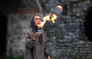 Pantea Panahiha Instagram - سلام 
چند وقته تو این وانفسا میخوام از چند نفر که بی چشم داشت و در نهایت مهر شخصی به من و گروه محترم گریم کمک کردند تا به طراحی  سیامک احمدی عزیزم نزدیک بشیم تشکر کنم و نمیشد 
این تبلیغ نیست حداقل سپاسگزاری منه از کسایی نخواستن عکس تبلیغاتی براشون توی صفحه ام بزارم و به محدودیتهای من به عنوان  بازیگر احترام کذاشتن
نه اینکه تبلغ بد باشه مواجهه ما از روز‌ اول بر این اساس نبوده
من دوست دارم دستمزد و هدیه ای به ادمها بابت لطف و هنر و کارشون پرداخت بشه اما این عزیزان همیشه من رو شرمنده ی سخاوت و بزرگ‌منش شون کردند!

از عاطفه ی مهربون سرپرست آتیسا آکادمی برای فر موهام با مواد کاملن ارگانیک بدون اسیب و پرسناژ  نازنیشون که با صبر و مهربونی من رو همراهی و از فر کردن هر روزه من و نازنین رو نجات دادند😅
@atisa.academy 
از مینا عزیزم و زهره ی مهربون در رشت و تهران که تحت هر شرایط نشدنی برای حفظ راکورد برای من مژه گذاشتند و مدام در ترمیمش همراهم بودند از وقتهای استراحتشون کذشتند و همیشه با مهر من رو پذیرفتن 
@myna_eyelash 
@extension.by.zohreh
همینطور از عسل عرب زاده ی نازنین و سالن آرایش خاطره که موهامو به رنگ دلخواه مورد نظر در اوردن و بدلیل سفیدی موهام که نگه داشتنش رو  سختتر میکرد و باز به دلیل پیچیدگی های وقتی و کاری و تهران نبودن لوکیشن فیلمبرداری  هر ساعت از شبانه روز پذیرای من بودند با کمک و برنامه ریزی مروارید جانم  @asalarabzadehh 
@khatereh___beautysalon 
@moredesign1 
و در نهایت از نازنین عرفینژاد که در این چند ماه در کنار من و آفاق بود با ظرافت و ریزه کاری 
@nazanin.orfinejad 
ممنونم عرفی

از سیامک عزیزم برای اصرارش به اجرای طرحی که برای افاق زده بود و راضی کردن من برای اجراش 
@siamakahmadii 
و از برزو نیکنژاد که پای خواسته اش ایستاد که آفاق رو به من بسپره که کیفی رو‌ تجربه کردم که تکرار نشدنیه 🙏🏼
@borzouniknejad 
این پست فقط مربوط به گریم افاقه چون لازم به ذکره تمام عوامل و گروه های این سریال برای من نمونه و خاص شدند  از پشت صحنه و جلوی دوربین … 
ما هدفی مشترک داشتیم  امیدوارم از دیدن این سریال لذت ببرید که بدون فکر نبوده و هدفمند جلو رفته در شرایطی که همه جیز در سخت ترین حالت برای نشدن ی شدن کارها پیش میره . 

بخشی از عکسها رو رضا نعت پور عزیز گرفته و بخشی اش برای حفظ راکورد صحنه هاس که خودم گرفتم  #مرداب