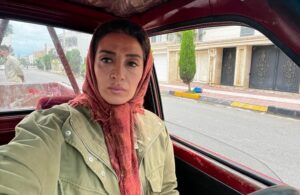 Pantea Panahiha Instagram - سلام 
چند وقته تو این وانفسا میخوام از چند نفر که بی چشم داشت و در نهایت مهر شخصی به من و گروه محترم گریم کمک کردند تا به طراحی  سیامک احمدی عزیزم نزدیک بشیم تشکر کنم و نمیشد 
این تبلیغ نیست حداقل سپاسگزاری منه از کسایی نخواستن عکس تبلیغاتی براشون توی صفحه ام بزارم و به محدودیتهای من به عنوان  بازیگر احترام کذاشتن
نه اینکه تبلغ بد باشه مواجهه ما از روز‌ اول بر این اساس نبوده
من دوست دارم دستمزد و هدیه ای به ادمها بابت لطف و هنر و کارشون پرداخت بشه اما این عزیزان همیشه من رو شرمنده ی سخاوت و بزرگ‌منش شون کردند!

از عاطفه ی مهربون سرپرست آتیسا آکادمی برای فر موهام با مواد کاملن ارگانیک بدون اسیب و پرسناژ  نازنیشون که با صبر و مهربونی من رو همراهی و از فر کردن هر روزه من و نازنین رو نجات دادند😅
@atisa.academy 
از مینا عزیزم و زهره ی مهربون در رشت و تهران که تحت هر شرایط نشدنی برای حفظ راکورد برای من مژه گذاشتند و مدام در ترمیمش همراهم بودند از وقتهای استراحتشون کذشتند و همیشه با مهر من رو پذیرفتن 
@myna_eyelash 
@extension.by.zohreh
همینطور از عسل عرب زاده ی نازنین و سالن آرایش خاطره که موهامو به رنگ دلخواه مورد نظر در اوردن و بدلیل سفیدی موهام که نگه داشتنش رو  سختتر میکرد و باز به دلیل پیچیدگی های وقتی و کاری و تهران نبودن لوکیشن فیلمبرداری  هر ساعت از شبانه روز پذیرای من بودند با کمک و برنامه ریزی مروارید جانم  @asalarabzadehh 
@khatereh___beautysalon 
@moredesign1 
و در نهایت از نازنین عرفینژاد که در این چند ماه در کنار من و آفاق بود با ظرافت و ریزه کاری 
@nazanin.orfinejad 
ممنونم عرفی

از سیامک عزیزم برای اصرارش به اجرای طرحی که برای افاق زده بود و راضی کردن من برای اجراش 
@siamakahmadii 
و از برزو نیکنژاد که پای خواسته اش ایستاد که آفاق رو به من بسپره که کیفی رو‌ تجربه کردم که تکرار نشدنیه 🙏🏼
@borzouniknejad 
این پست فقط مربوط به گریم افاقه چون لازم به ذکره تمام عوامل و گروه های این سریال برای من نمونه و خاص شدند  از پشت صحنه و جلوی دوربین … 
ما هدفی مشترک داشتیم  امیدوارم از دیدن این سریال لذت ببرید که بدون فکر نبوده و هدفمند جلو رفته در شرایطی که همه جیز در سخت ترین حالت برای نشدن ی شدن کارها پیش میره . 

بخشی از عکسها رو رضا نعت پور عزیز گرفته و بخشی اش برای حفظ راکورد صحنه هاس که خودم گرفتم  #مرداب