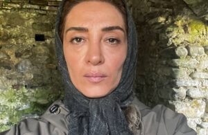 Pantea Panahiha Instagram - سلام 
چند وقته تو این وانفسا میخوام از چند نفر که بی چشم داشت و در نهایت مهر شخصی به من و گروه محترم گریم کمک کردند تا به طراحی  سیامک احمدی عزیزم نزدیک بشیم تشکر کنم و نمیشد 
این تبلیغ نیست حداقل سپاسگزاری منه از کسایی نخواستن عکس تبلیغاتی براشون توی صفحه ام بزارم و به محدودیتهای من به عنوان  بازیگر احترام کذاشتن
نه اینکه تبلغ بد باشه مواجهه ما از روز‌ اول بر این اساس نبوده
من دوست دارم دستمزد و هدیه ای به ادمها بابت لطف و هنر و کارشون پرداخت بشه اما این عزیزان همیشه من رو شرمنده ی سخاوت و بزرگ‌منش شون کردند!

از عاطفه ی مهربون سرپرست آتیسا آکادمی برای فر موهام با مواد کاملن ارگانیک بدون اسیب و پرسناژ  نازنیشون که با صبر و مهربونی من رو همراهی و از فر کردن هر روزه من و نازنین رو نجات دادند😅
@atisa.academy 
از مینا عزیزم و زهره ی مهربون در رشت و تهران که تحت هر شرایط نشدنی برای حفظ راکورد برای من مژه گذاشتند و مدام در ترمیمش همراهم بودند از وقتهای استراحتشون کذشتند و همیشه با مهر من رو پذیرفتن 
@myna_eyelash 
@extension.by.zohreh
همینطور از عسل عرب زاده ی نازنین و سالن آرایش خاطره که موهامو به رنگ دلخواه مورد نظر در اوردن و بدلیل سفیدی موهام که نگه داشتنش رو  سختتر میکرد و باز به دلیل پیچیدگی های وقتی و کاری و تهران نبودن لوکیشن فیلمبرداری  هر ساعت از شبانه روز پذیرای من بودند با کمک و برنامه ریزی مروارید جانم  @asalarabzadehh 
@khatereh___beautysalon 
@moredesign1 
و در نهایت از نازنین عرفینژاد که در این چند ماه در کنار من و آفاق بود با ظرافت و ریزه کاری 
@nazanin.orfinejad 
ممنونم عرفی

از سیامک عزیزم برای اصرارش به اجرای طرحی که برای افاق زده بود و راضی کردن من برای اجراش 
@siamakahmadii 
و از برزو نیکنژاد که پای خواسته اش ایستاد که آفاق رو به من بسپره که کیفی رو‌ تجربه کردم که تکرار نشدنیه 🙏🏼
@borzouniknejad 
این پست فقط مربوط به گریم افاقه چون لازم به ذکره تمام عوامل و گروه های این سریال برای من نمونه و خاص شدند  از پشت صحنه و جلوی دوربین … 
ما هدفی مشترک داشتیم  امیدوارم از دیدن این سریال لذت ببرید که بدون فکر نبوده و هدفمند جلو رفته در شرایطی که همه جیز در سخت ترین حالت برای نشدن ی شدن کارها پیش میره . 

بخشی از عکسها رو رضا نعت پور عزیز گرفته و بخشی اش برای حفظ راکورد صحنه هاس که خودم گرفتم  #مرداب