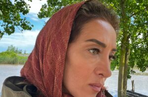 Pantea Panahiha Instagram - سلام 
چند وقته تو این وانفسا میخوام از چند نفر که بی چشم داشت و در نهایت مهر شخصی به من و گروه محترم گریم کمک کردند تا به طراحی  سیامک احمدی عزیزم نزدیک بشیم تشکر کنم و نمیشد 
این تبلیغ نیست حداقل سپاسگزاری منه از کسایی نخواستن عکس تبلیغاتی براشون توی صفحه ام بزارم و به محدودیتهای من به عنوان  بازیگر احترام کذاشتن
نه اینکه تبلغ بد باشه مواجهه ما از روز‌ اول بر این اساس نبوده
من دوست دارم دستمزد و هدیه ای به ادمها بابت لطف و هنر و کارشون پرداخت بشه اما این عزیزان همیشه من رو شرمنده ی سخاوت و بزرگ‌منش شون کردند!

از عاطفه ی مهربون سرپرست آتیسا آکادمی برای فر موهام با مواد کاملن ارگانیک بدون اسیب و پرسناژ  نازنیشون که با صبر و مهربونی من رو همراهی و از فر کردن هر روزه من و نازنین رو نجات دادند😅
@atisa.academy 
از مینا عزیزم و زهره ی مهربون در رشت و تهران که تحت هر شرایط نشدنی برای حفظ راکورد برای من مژه گذاشتند و مدام در ترمیمش همراهم بودند از وقتهای استراحتشون کذشتند و همیشه با مهر من رو پذیرفتن 
@myna_eyelash 
@extension.by.zohreh
همینطور از عسل عرب زاده ی نازنین و سالن آرایش خاطره که موهامو به رنگ دلخواه مورد نظر در اوردن و بدلیل سفیدی موهام که نگه داشتنش رو  سختتر میکرد و باز به دلیل پیچیدگی های وقتی و کاری و تهران نبودن لوکیشن فیلمبرداری  هر ساعت از شبانه روز پذیرای من بودند با کمک و برنامه ریزی مروارید جانم  @asalarabzadehh 
@khatereh___beautysalon 
@moredesign1 
و در نهایت از نازنین عرفینژاد که در این چند ماه در کنار من و آفاق بود با ظرافت و ریزه کاری 
@nazanin.orfinejad 
ممنونم عرفی

از سیامک عزیزم برای اصرارش به اجرای طرحی که برای افاق زده بود و راضی کردن من برای اجراش 
@siamakahmadii 
و از برزو نیکنژاد که پای خواسته اش ایستاد که آفاق رو به من بسپره که کیفی رو‌ تجربه کردم که تکرار نشدنیه 🙏🏼
@borzouniknejad 
این پست فقط مربوط به گریم افاقه چون لازم به ذکره تمام عوامل و گروه های این سریال برای من نمونه و خاص شدند  از پشت صحنه و جلوی دوربین … 
ما هدفی مشترک داشتیم  امیدوارم از دیدن این سریال لذت ببرید که بدون فکر نبوده و هدفمند جلو رفته در شرایطی که همه جیز در سخت ترین حالت برای نشدن ی شدن کارها پیش میره . 

بخشی از عکسها رو رضا نعت پور عزیز گرفته و بخشی اش برای حفظ راکورد صحنه هاس که خودم گرفتم  #مرداب