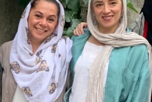 Pantea Panahiha Instagram - اکران «جوجه تیغی» از نیمه دوم مهر
اولین فیلم مستانه مهاجر در راه سینماها
.
فیلم کمدی «جوجه تیغی» به کارگردانی مستانه مهاجر از نیمه دوم مهر اکرانش را در سینماها آغاز می کند.این فیلم ماجرایی طنز از زندگی ناخواسته یک جوان متعصب‌ را روایت می‌کند که پیشنهادی عجیب، گذشته و آینده‌‌ او را تحت تاثیر قرار می‌دهد و از سوی دیگر ماجراهای زنی که می‌خواهد اولین رئیس جمهور زن ایران شود.
.
«جوجه تیغی» با بازی حامد کمیلی ، پانته‌آ پناهی‌ها،، هادی کاظمی، آناهیتا درگاهی ، نازنین بیاتی ، پژمان بازغی ، هومن برق‌نورد، نگار فروزنده، مهراب قاسم‌خانی، امید روحانی، مهتاب ثروتی، آیدا ماهیانی، صحر اسدالهی و... از پربازیگر‌ترین فیلم‌های امسال سینماهاست و پیش‌بینی می‌شود در جمع پرفروش‌های گیشه قرار بگیرد.
.
مستانه مهاجر طی سالهای فعالیتش تدوین ده‌ها فیلم‌سینمایی از نام‌های سرشناس سینمای ایران را برعهده داشته او همچنین به عنوان تهیه‌کننده، آثاری چون «اسرافیل» و «جاده خاکی» را تولید کرده. «جوجه تیغی» اولین فیلم مستانه مهاجر در مقام کارگردان است که توسط فیلمیران در سینماهای کشور اکران میشود.