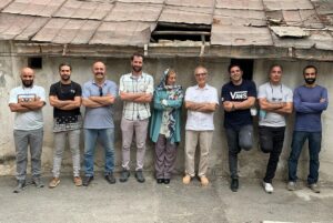 Pantea Panahiha Instagram - اکران «جوجه تیغی» از نیمه دوم مهر
اولین فیلم مستانه مهاجر در راه سینماها
.
فیلم کمدی «جوجه تیغی» به کارگردانی مستانه مهاجر از نیمه دوم مهر اکرانش را در سینماها آغاز می کند.این فیلم ماجرایی طنز از زندگی ناخواسته یک جوان متعصب‌ را روایت می‌کند که پیشنهادی عجیب، گذشته و آینده‌‌ او را تحت تاثیر قرار می‌دهد و از سوی دیگر ماجراهای زنی که می‌خواهد اولین رئیس جمهور زن ایران شود.
.
«جوجه تیغی» با بازی حامد کمیلی ، پانته‌آ پناهی‌ها،، هادی کاظمی، آناهیتا درگاهی ، نازنین بیاتی ، پژمان بازغی ، هومن برق‌نورد، نگار فروزنده، مهراب قاسم‌خانی، امید روحانی، مهتاب ثروتی، آیدا ماهیانی، صحر اسدالهی و... از پربازیگر‌ترین فیلم‌های امسال سینماهاست و پیش‌بینی می‌شود در جمع پرفروش‌های گیشه قرار بگیرد.
.
مستانه مهاجر طی سالهای فعالیتش تدوین ده‌ها فیلم‌سینمایی از نام‌های سرشناس سینمای ایران را برعهده داشته او همچنین به عنوان تهیه‌کننده، آثاری چون «اسرافیل» و «جاده خاکی» را تولید کرده. «جوجه تیغی» اولین فیلم مستانه مهاجر در مقام کارگردان است که توسط فیلمیران در سینماهای کشور اکران میشود.