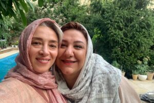 Pantea Panahiha Instagram - اکران «جوجه تیغی» از نیمه دوم مهر
اولین فیلم مستانه مهاجر در راه سینماها
.
فیلم کمدی «جوجه تیغی» به کارگردانی مستانه مهاجر از نیمه دوم مهر اکرانش را در سینماها آغاز می کند.این فیلم ماجرایی طنز از زندگی ناخواسته یک جوان متعصب‌ را روایت می‌کند که پیشنهادی عجیب، گذشته و آینده‌‌ او را تحت تاثیر قرار می‌دهد و از سوی دیگر ماجراهای زنی که می‌خواهد اولین رئیس جمهور زن ایران شود.
.
«جوجه تیغی» با بازی حامد کمیلی ، پانته‌آ پناهی‌ها،، هادی کاظمی، آناهیتا درگاهی ، نازنین بیاتی ، پژمان بازغی ، هومن برق‌نورد، نگار فروزنده، مهراب قاسم‌خانی، امید روحانی، مهتاب ثروتی، آیدا ماهیانی، صحر اسدالهی و... از پربازیگر‌ترین فیلم‌های امسال سینماهاست و پیش‌بینی می‌شود در جمع پرفروش‌های گیشه قرار بگیرد.
.
مستانه مهاجر طی سالهای فعالیتش تدوین ده‌ها فیلم‌سینمایی از نام‌های سرشناس سینمای ایران را برعهده داشته او همچنین به عنوان تهیه‌کننده، آثاری چون «اسرافیل» و «جاده خاکی» را تولید کرده. «جوجه تیغی» اولین فیلم مستانه مهاجر در مقام کارگردان است که توسط فیلمیران در سینماهای کشور اکران میشود.