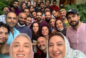 Pantea Panahiha Instagram - اکران «جوجه تیغی» از نیمه دوم مهر
اولین فیلم مستانه مهاجر در راه سینماها
.
فیلم کمدی «جوجه تیغی» به کارگردانی مستانه مهاجر از نیمه دوم مهر اکرانش را در سینماها آغاز می کند.این فیلم ماجرایی طنز از زندگی ناخواسته یک جوان متعصب‌ را روایت می‌کند که پیشنهادی عجیب، گذشته و آینده‌‌ او را تحت تاثیر قرار می‌دهد و از سوی دیگر ماجراهای زنی که می‌خواهد اولین رئیس جمهور زن ایران شود.
.
«جوجه تیغی» با بازی حامد کمیلی ، پانته‌آ پناهی‌ها،، هادی کاظمی، آناهیتا درگاهی ، نازنین بیاتی ، پژمان بازغی ، هومن برق‌نورد، نگار فروزنده، مهراب قاسم‌خانی، امید روحانی، مهتاب ثروتی، آیدا ماهیانی، صحر اسدالهی و... از پربازیگر‌ترین فیلم‌های امسال سینماهاست و پیش‌بینی می‌شود در جمع پرفروش‌های گیشه قرار بگیرد.
.
مستانه مهاجر طی سالهای فعالیتش تدوین ده‌ها فیلم‌سینمایی از نام‌های سرشناس سینمای ایران را برعهده داشته او همچنین به عنوان تهیه‌کننده، آثاری چون «اسرافیل» و «جاده خاکی» را تولید کرده. «جوجه تیغی» اولین فیلم مستانه مهاجر در مقام کارگردان است که توسط فیلمیران در سینماهای کشور اکران میشود.