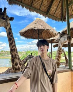 Pao Piched Jongjaihan Instagram - 🐒 ลิงน้อยกับนีราฟ 🦒 . 📸 : @aum.chld