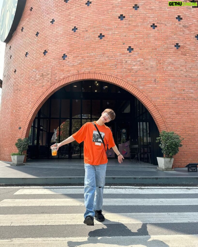 Pao Piched Jongjaihan Instagram - Orange แปลว่าส้ม ส่วนเธออ่ะแปลว่า ที่รัก 😂😂😂 📸 : @mookmikkkkkk 🤦🏻‍♂️ : @tatae.ss พี่เต้ก็คือปวดหัวกับคอนเท้นน้อง 😂