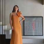 Paolla Oliveira Instagram - Vestida de onça, @PaollaOliveirareal conduz a bateria e enche de graciosidade o Sambódromo Marquês de Sapucaí. Como personagem de grandes obras da televisão brasileira, transborda carisma e emoção pelas telas. Na sua casa, longe da vitrine midiática, esses e outros capítulos da história da atriz são narrados pelos cenários habitados por ela e pelo cantor e compositor @diogonogueira_oficial, na Barra da Tijuca. “Sou paulistana de alma e hoje moro a cinco minutos da praia. O Rio de Janeiro me escolheu.” O movimento pela casa de 1,7 mil m² é constante. Paolla e Diogo têm uma família grande e sempre presente, além dos mascotes que vivem com o casal: os cachorros Marley e Bruttus e os gatos Angelina, Polyana, Pantra e Corisco. Em meio à rotina particular, ainda há espaço para gravações, ensaios e entrevistas. Por isso, amplitude foi palavra-chave para a morada com ambientes integrados, brises e panos de vidro que convidam à conexão, no projeto de @AuroraGreiarquitetura, @AndreaEiras.interiordesign e @CarlaNapoliaoArquitetura, com gestão de obra de @jackiebritto. Mas é nesse mesmo lugar que a vulnerabilidade toma conta. “Aprendi que a nossa casa é o nosso porto-seguro. É aqui onde eu descanso, me refaço, quero conforto para ter energia para o que faço na rua, exposta.” Quer ver mais? Clique no link da bio para conferir o tour completo na casa de Paolla Oliveira. 📹 @oraphaelborges | edição de vídeo @gbrielmorais | reportagem @nibernardes | 📷 @andreklotz | produção @danielaarend | produção visual @falchiandrea e @rennanscalabrin | styling @franconaid | produção da moda @brucidade_ | beleza @makedoteo #casavogue #paollaoliveira
