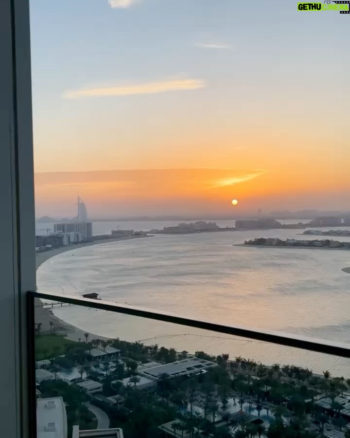 Paolla Oliveira Instagram - Viajar é sempre uma experiência e essa foi inesquecível. Fomos recebidos aqui em Dubai no @atlantistheroyal , um hotel com ambiente e serviços tão únicos que já tornaram essa viagem um espetáculo 🤍 Eu e @diogonogueira_oficial em choque desde a recepção hahahah que delícia poder descansar aqui. Obrigada #AtlantisTheRoyal por tanto!!! @beabrand_marketing @smporai @manoelcalmon Atlantis The Royal