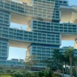Paolla Oliveira Instagram - Viajar é sempre uma experiência e essa foi inesquecível. Fomos recebidos aqui em Dubai no @atlantistheroyal , um hotel com ambiente e serviços tão únicos que já tornaram essa viagem um espetáculo 🤍 Eu e @diogonogueira_oficial em choque desde a recepção hahahah que delícia poder descansar aqui. Obrigada #AtlantisTheRoyal por tanto!!! @beabrand_marketing @smporai @manoelcalmon Atlantis The Royal