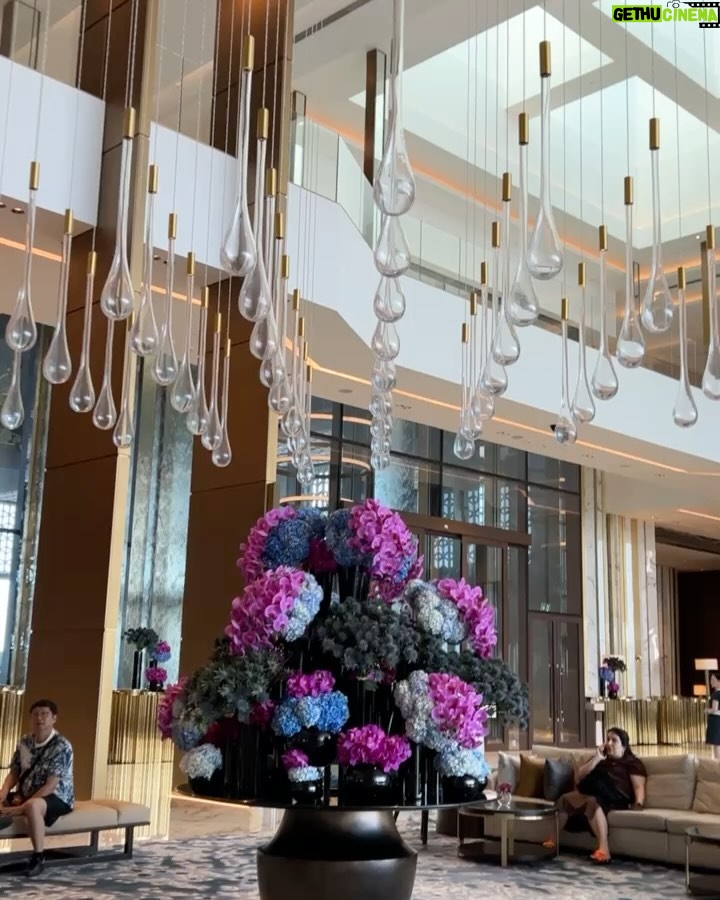 Paolla Oliveira Instagram - Viajar é sempre uma experiência e essa foi inesquecível. Fomos recebidos aqui em Dubai no @atlantistheroyal , um hotel com ambiente e serviços tão únicos que já tornaram essa viagem um espetáculo 🤍 Eu e @diogonogueira_oficial em choque desde a recepção hahahah que delícia poder descansar aqui. Obrigada #AtlantisTheRoyal por tanto!!! @beabrand_marketing @smporai @manoelcalmon Atlantis The Royal