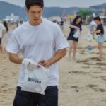 Park Jae-min Instagram - # #광고 연휴를 맞이하여 해안가로 헨드릭스 넵튜니아와 함께 acg(a cleaner globe) 캠페인, 혹은 플로깅, 즉, 쓰레기를 주으러 다녀왔습니다. 비가 부슬부슬 내리는 날씨에도 불구하고 바다를 즐기러 오신 분들이 참 많았는데, 놀랍게도 쓰레기가 정말 적더라구요. 그래도 모래 사이사이에 숨어있는 쓰레기들. 그 중에서도 특히 담배꽁초와 전자담배꽁초들, 담배 비닐이 많았던 것 같습니다. 놀 때 놀더라도 할 건 하고 노는 헨드릭스 넵튜니아의 정신에 걸맞게 더 깨끗해진 바다를 보면 더 신나게 놀 수 있겠죠? 쓰레기를 줍고 헨드릭스 넵튜니아 부스에 수거하면서 받은 코인으로 경품을 뽑았는데 100% 리얼로 원했던 우산을 받은 찐 표정까지 넵튜니아스러웠던 하루. 여러분도 깨끗한 바다를 직접 가꾸어 보세요! #헨드릭스진 #헨드릭스넵튜니아 #hendricksgin #acleanerglobe @hendricksgin_korea