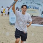 Park Jae-min Instagram - # #광고 연휴를 맞이하여 해안가로 헨드릭스 넵튜니아와 함께 acg(a cleaner globe) 캠페인, 혹은 플로깅, 즉, 쓰레기를 주으러 다녀왔습니다. 비가 부슬부슬 내리는 날씨에도 불구하고 바다를 즐기러 오신 분들이 참 많았는데, 놀랍게도 쓰레기가 정말 적더라구요. 그래도 모래 사이사이에 숨어있는 쓰레기들. 그 중에서도 특히 담배꽁초와 전자담배꽁초들, 담배 비닐이 많았던 것 같습니다. 놀 때 놀더라도 할 건 하고 노는 헨드릭스 넵튜니아의 정신에 걸맞게 더 깨끗해진 바다를 보면 더 신나게 놀 수 있겠죠? 쓰레기를 줍고 헨드릭스 넵튜니아 부스에 수거하면서 받은 코인으로 경품을 뽑았는데 100% 리얼로 원했던 우산을 받은 찐 표정까지 넵튜니아스러웠던 하루. 여러분도 깨끗한 바다를 직접 가꾸어 보세요! #헨드릭스진 #헨드릭스넵튜니아 #hendricksgin #acleanerglobe @hendricksgin_korea