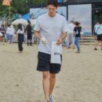 Park Jae-min Instagram - # #광고 연휴를 맞이하여 해안가로 헨드릭스 넵튜니아와 함께 acg(a cleaner globe) 캠페인, 혹은 플로깅, 즉, 쓰레기를 주으러 다녀왔습니다. 비가 부슬부슬 내리는 날씨에도 불구하고 바다를 즐기러 오신 분들이 참 많았는데, 놀랍게도 쓰레기가 정말 적더라구요. 그래도 모래 사이사이에 숨어있는 쓰레기들. 그 중에서도 특히 담배꽁초와 전자담배꽁초들, 담배 비닐이 많았던 것 같습니다. 놀 때 놀더라도 할 건 하고 노는 헨드릭스 넵튜니아의 정신에 걸맞게 더 깨끗해진 바다를 보면 더 신나게 놀 수 있겠죠? 쓰레기를 줍고 헨드릭스 넵튜니아 부스에 수거하면서 받은 코인으로 경품을 뽑았는데 100% 리얼로 원했던 우산을 받은 찐 표정까지 넵튜니아스러웠던 하루. 여러분도 깨끗한 바다를 직접 가꾸어 보세요! #헨드릭스진 #헨드릭스넵튜니아 #hendricksgin #acleanerglobe @hendricksgin_korea