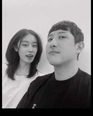 Park Ji-yeon Instagram - 안녕하세요. 지연입니다.

제가 팬 여러분께 직접 말씀드리고 싶은 이야기가 생겨 용기 내어 이렇게 글을 쓰게 되었습니다.
10대에 데뷔하여 어느덧 시간이 흘러 벌써 30대가 되었네요.
어리고 모든 게 두려웠던 데뷔 후 10대에 불안감에 휩싸여 움츠려들었을 때, 힘든 시기에 포기하고 싶었던 20대에도 늘 그대들이 손 내밀어 잡아주고 묵묵히 
긴 터널을 지나올 수 있게 응원해주셔서 
지금의 제가 있을 수 있습니다.

이런 저를 믿고 한결같이 응원해 주시는 팬분들께 
다른 분들의 말이나 글이 아닌 제가 직접 팬분들께 가장 먼저 말씀드리고 싶습니다. 

작년 지인을 통해 알게 되어 좋은 감정으로 만난 남자친구가 있습니다.
언제나 저를 먼저 배려해 주고 아껴주며 저에게 행복이란 걸 알려준 제 인생에 선물 같은 남자친구와 다가올 겨울에 결혼을 약속했습니다.

불안정한 저를 단단하게 잡아주고 기댈 수 있게 어깨를 내어준 든든한 남자친구와 이쁘고 행복하게 잘 살겠습니다.

너무 갑작스러운 소식에 놀라지 않으셨을까 걱정되지만 
저에게도 이런 행복을 여러분과 함께 공유할 수 있는 날이 오게 되어 한 글자 한 글자 적으며 많이 떨리고 긴장되네요

팬분들께서 보내주시는 응원과 사랑에 앞으로도 꾸준히 좋은 모습으로 보답하겠습니다.
그대들 감사하고 사랑합니다❤️