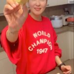 Park Jin-hee Instagram - 제가 늘 쓰고있는 친환경주방세제 #설거지바 입니다!😍 . 거품도 잘나고 세정력도 좋아요! 과일세척할때도 친환경이다보니 잔류세제에 대한 걱정이 없어서 아이들은 키우는 저로써는 아주 만족하는 주방템입니다! . 플라스틱도 안나오고, 가족들을 위해 안심해서 사용할 수 있고! 여러분도 꼭 사용해보세요! . . #설거지바 #주방템 #친환경템 #설거지비누 #제로웨이스트