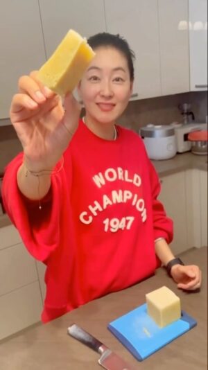 Park Jin-hee Instagram - 제가 늘 쓰고있는 친환경주방세제
#설거지바 입니다!😍
.
거품도 잘나고 세정력도 좋아요!
과일세척할때도 친환경이다보니 잔류세제에 대한 걱정이 없어서 아이들은 키우는 저로써는 아주 만족하는 주방템입니다!
.
플라스틱도 안나오고, 가족들을 위해 안심해서 사용할 수 있고! 여러분도 꼭 사용해보세요!
.
.
#설거지바 #주방템 #친환경템 #설거지비누
#제로웨이스트