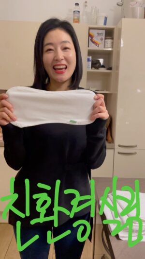 Park Jin-hee Instagram - .
친환경살림템소개! <주방편2탄>
.
바로 #면행주 인데요! 
.
저희 아이가 어릴때 쓰던 면기저귀를 재활용하여 행주로 사용하고 있답니다! 
.
기저귀였지만 여러번 삶았기에 즌-혀 문제없이 깨끗힌 행주로 사용하고 있어요!😅 면행주는 오래 사용할 수 있고 미세플라스틱이 없어 우리 모두에게 좋겠쥬??!
.
#노플라스틱 #제로웨이스트 #실천 #기후위기 #기후비상 #면기저귀 #면행주
