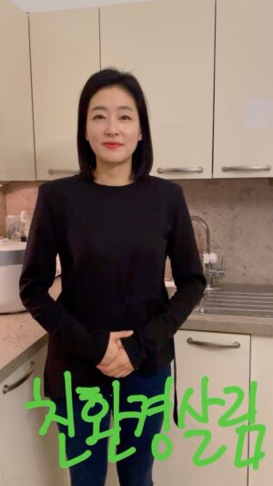 Park Jin-hee Instagram - .
친환경살림템소개! <주방편>
.
오늘도 저희 집 살림템을 소개해보려고 합니다! 바로 #설거지바 !
.
순한 성분으로 피부에도 좋고, 과일세척하기에도 좋고, 잔류세제에 대한 걱정없이! 무엇보다 플라스틱용기가 안나와 좋고!
.

#노플라스틱 #제로웨이스트 #실천 #기후위기 #기후비상 #주방 #설거지바 #비누바