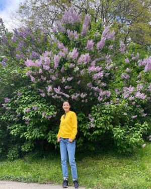 Park Jin-hee Instagram - 얼마전, 바람을 타고 전해지는 라일락향기에 이끌려왔는데 이렇게 큰 라일락 나무를 만났어요😍
.
라일락의 꽃말은 젊은날의
추억이래요!
.
라일락의 향기 오래오래 간직하고 싶네요! 오늘도 좋은 하루 보내세요!
.
.
#라일락 , 오늘 갑자기 #갬성적