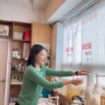 Park Jin-hee Instagram - 오랜만에 알맹상점에 다녀왔어요:) 제로웨이스트샵♻️♻️♻️힙해힙해~~💕 앞으로 동네마다 여기저기 많이 생겨서 쓰레기 안나오는 제품들을 더 많은 분들이 더 쉽게 경험하셨으면 좋겠어요!! . 바디로션 리필하기! ㅋㅋㅋㅋㅋ 표정에서부터 너무 행복해보이지않아유??😍 리필스테이션에 각종 화장품, 샴푸, 린스 등 세정제까지 구비되어 있어 용기만 가져가면~ 혹시 안가지고 가도~ 알맹상점에 있는 용기에 담아 살 수 있어요! 바디로션 꾹꾹 짜서 담아옴! . 바디로션만 삼!! 플라스틱용기 안 삼!!!👍👍👍 . 여기만 오면 필요한것들이 왜 자꾸 생기는거지??… 😂 . . #알맹상점 #망원시장 #제로웨이스트샵 #에크레아 #ecrea #zorowaste #shopping #noplastic #재사용 #재활용 #끝까지쓴다