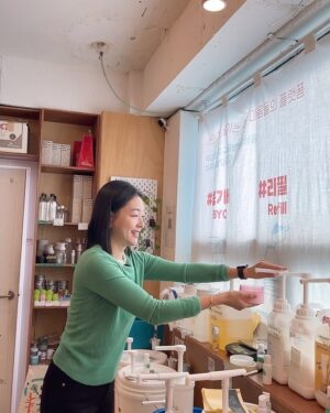 Park Jin-hee Instagram - 오랜만에 알맹상점에 다녀왔어요:)
제로웨이스트샵♻️♻️♻️힙해힙해~~💕
앞으로 동네마다 여기저기 많이 생겨서 쓰레기 안나오는 제품들을 더 많은 분들이 더 쉽게 경험하셨으면 좋겠어요!!
.
바디로션 리필하기! ㅋㅋㅋㅋㅋ
표정에서부터 너무 행복해보이지않아유??😍 리필스테이션에 각종 화장품, 샴푸, 린스 등 세정제까지 구비되어 있어 용기만 가져가면~ 혹시 안가지고 가도~ 알맹상점에 있는 용기에 담아 살 수 있어요! 바디로션 꾹꾹 짜서 담아옴! 
.
바디로션만 삼!! 플라스틱용기 안 삼!!!👍👍👍
.
여기만 오면 필요한것들이 왜 자꾸 생기는거지??… 😂
.
.
#알맹상점 #망원시장 #제로웨이스트샵 #에크레아 #ecrea #zorowaste #shopping #noplastic #재사용 #재활용 #끝까지쓴다