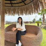 Park Jin-hee Instagram - . 이번주, 10월14일 토요일 성수헤이그라운드에서 위라클X하늘빛프로젝트 에서 자선바자회를 연다고해요✨ . 제가 즐겨 신는 친환경브랜드 LAR의 운동화도 만나보실 수 있어요! . 박남매 @we_park 의 자선바자회 많이 방문해주세요🙏 . #위라클 #하늘빛프로젝트 #엘에이알 #LAR