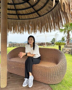 Park Jin-hee Instagram - .
이번주, 10월14일 토요일 성수헤이그라운드에서 
위라클X하늘빛프로젝트 에서 자선바자회를 연다고해요✨
.
제가 즐겨 신는 친환경브랜드 LAR의 운동화도 만나보실 수 있어요! 
.
박남매 @we_park 의 자선바자회 많이 방문해주세요🙏
.
#위라클 #하늘빛프로젝트 #엘에이알 #LAR